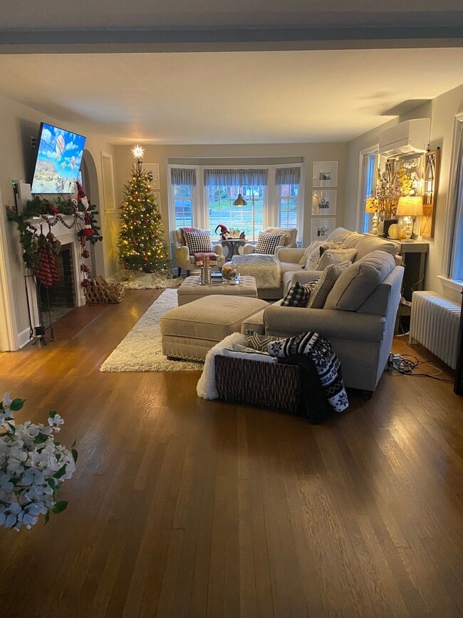 Building Photo - Stunning Classic Colonial