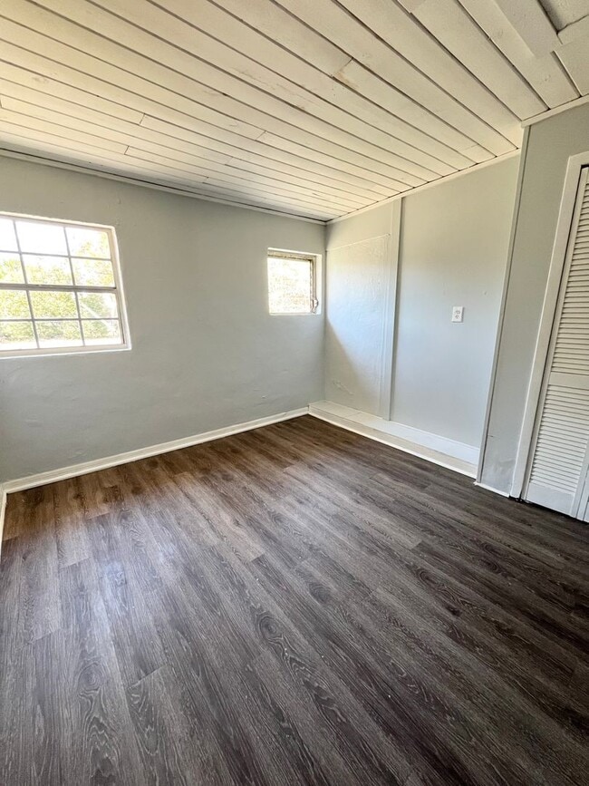Building Photo - 3BR/1BA Duplex Near Lake Parker, Large Shared Backyard!