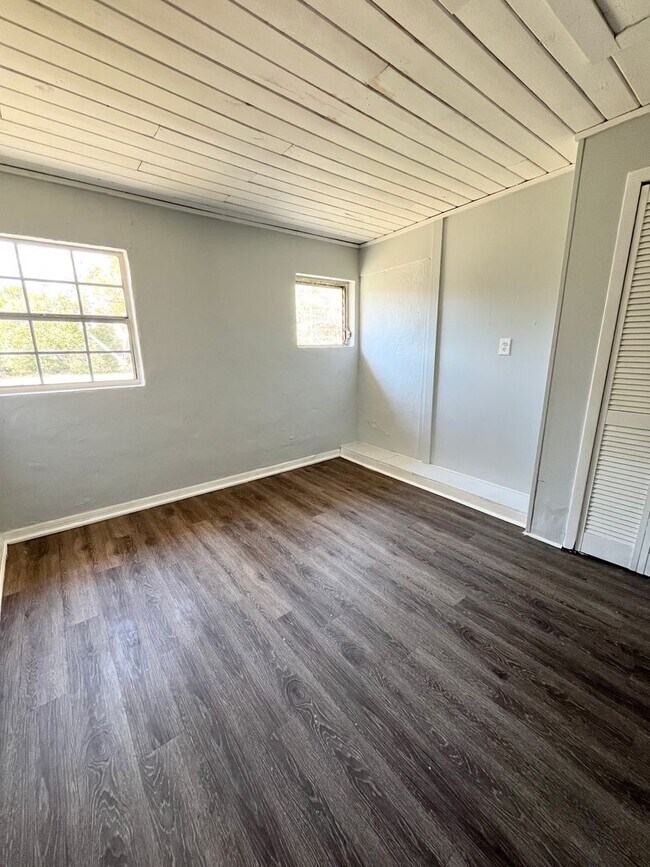 Foto del edificio - 3BR/1BA Duplex Near Lake Parker, Large Shared Backyard!