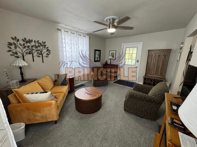 Building Photo - Historical furnished house in uptown Butte