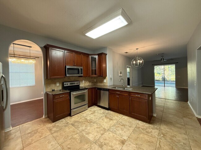 Building Photo - 5 BEDROOM HOUSE WITH PRIVATE POOL AND LAKE...