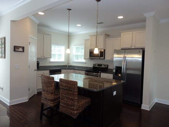 Building Photo - Charming Home on a Public Golf Course