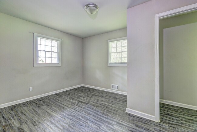 Foto del edificio - 2069 Hillcrest Dr