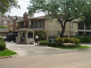 Building Photo - 2121 Hepburn St