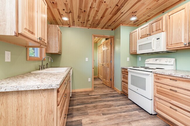 Foto del edificio - Coming Soon! Charming 3-Bed Lakefront Rental Retreat - $1750/Month