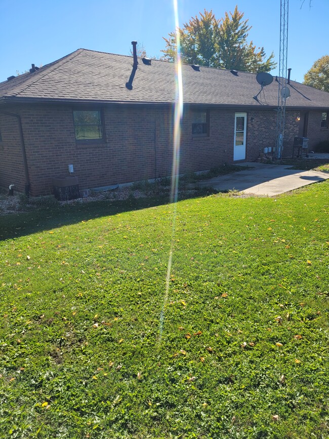 Building Photo - 303 Carriage Dr