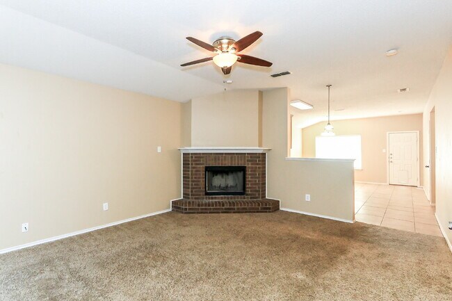 Foto del edificio - 6 month or 12 month leases available Charm...