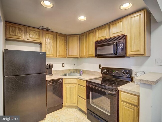 Building Photo - 2059 Huntington Ave