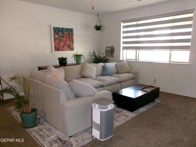 Foto del edificio - 6445 Villaggio Dr