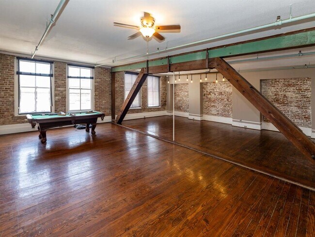 Building Photo - 2119 Strand St