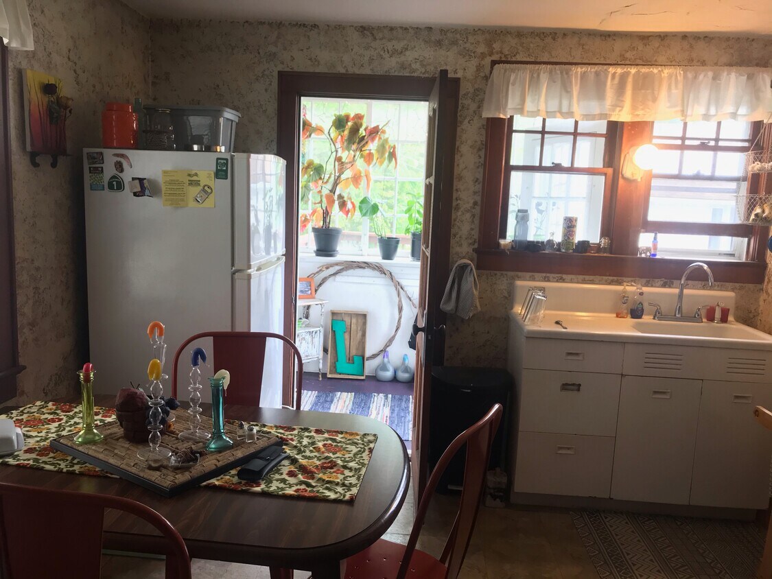 Primary Photo - 146 Linderman Ave