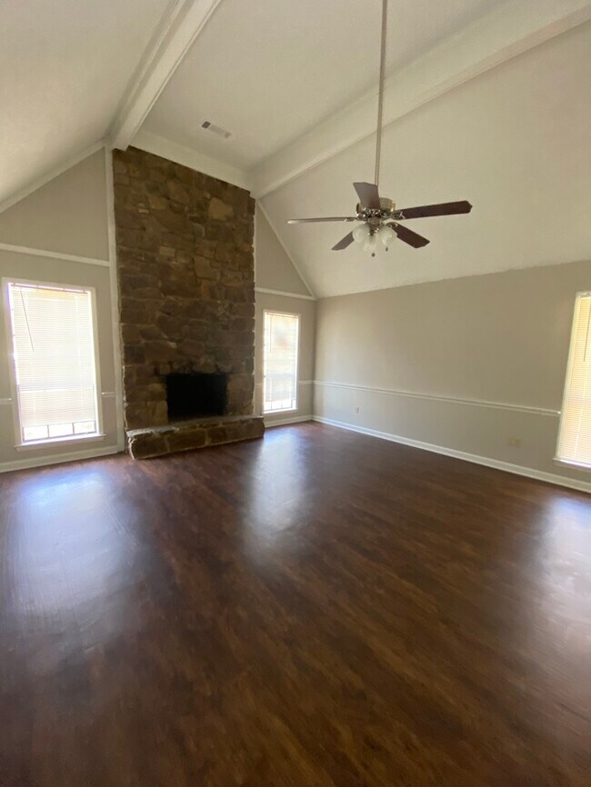 Building Photo - 4460 Westbury Dr - Available Now!