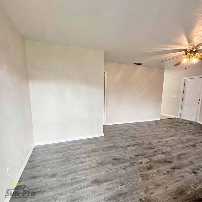 Building Photo - 1985 Big Oak Dr