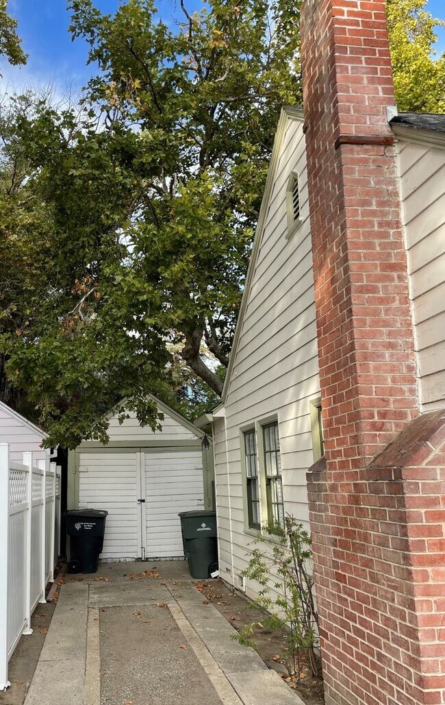 Building Photo - BEAUTIFUL LAND PARK HOME!!