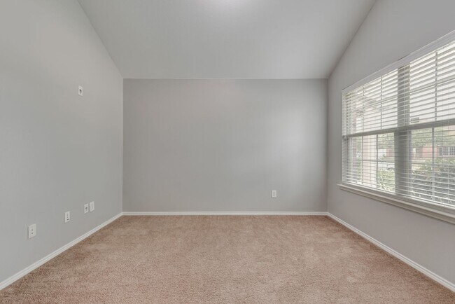 Building Photo - Charming 3-Bedroom Home with Spacious Livi...