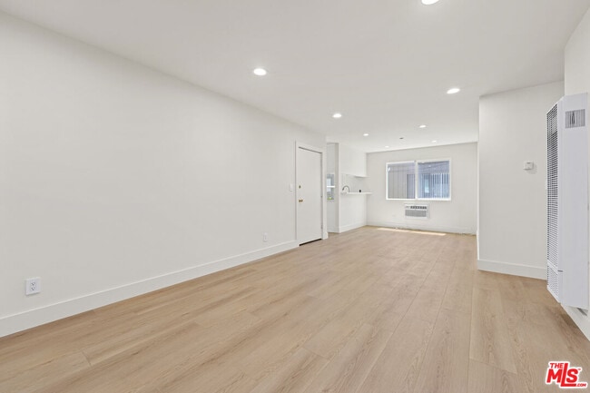 Building Photo - 635 Westmount Dr