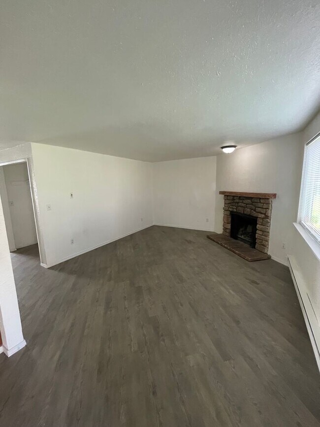 Building Photo - 1819 S 93rd St