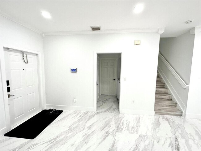 Building Photo - 721 NW 170th Ter