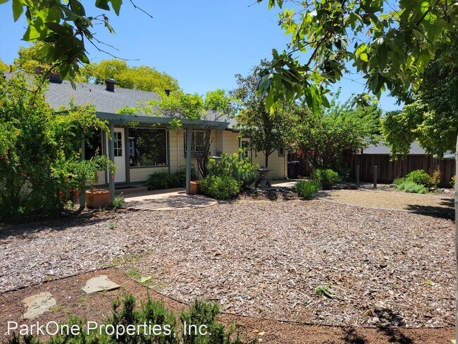Foto del edificio - 3 br, 1.5 bath House - 14 Elliot Dr