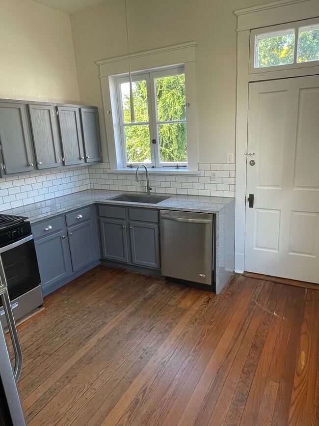 Foto del edificio - 3115-3115 Constance St