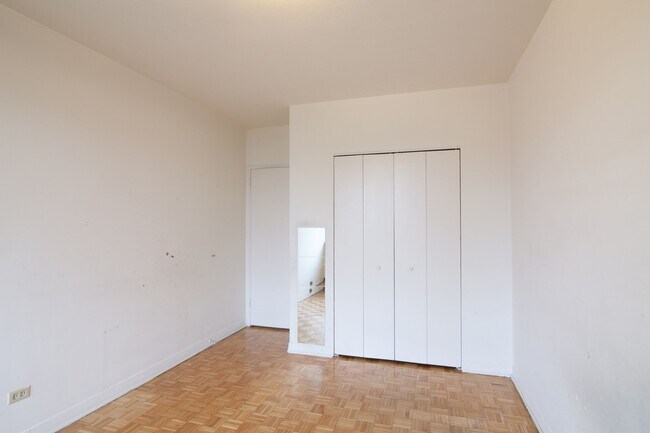 Building Photo - 900 Av. Rockland