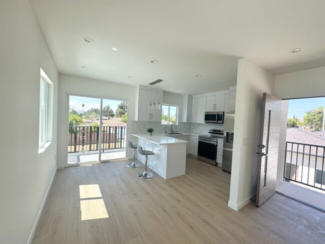 Building Photo - Spacious 1000 Sq. Ft. Second-Floor Back AD...