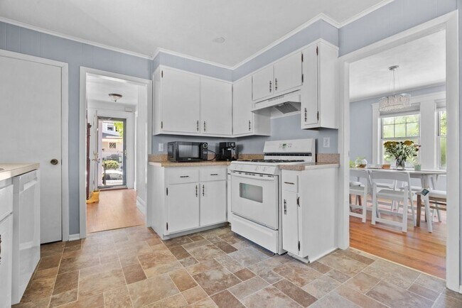 Building Photo - 117 2nd St