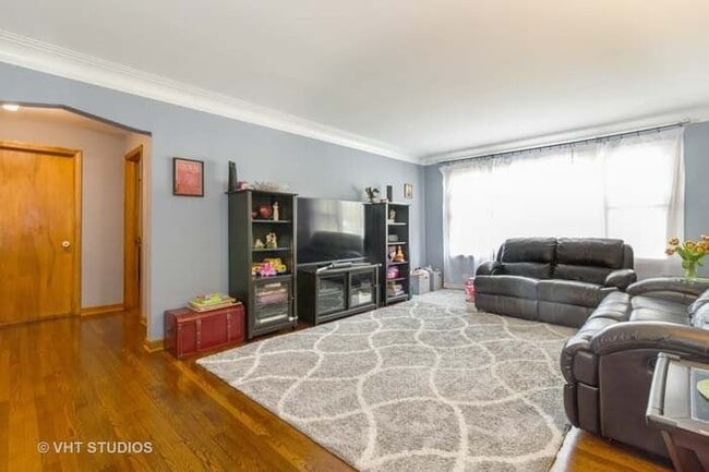 Living Room - 5420 N Rockwell St