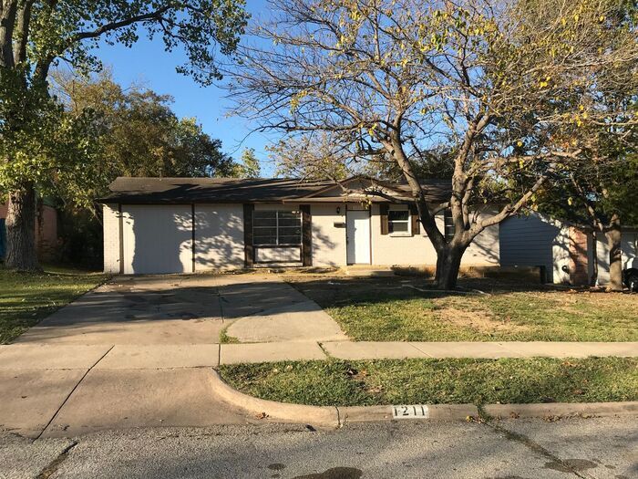 Foto principal - 1211 Briarwood Dr