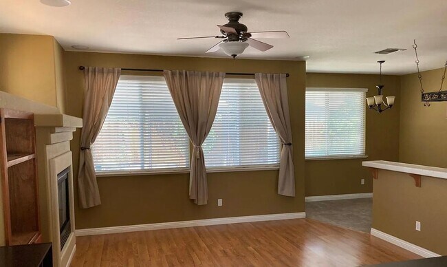 Foto del edificio - Beautiful 4 Bed / 2 Bath Home with Stunning  Backyard & Gazebo