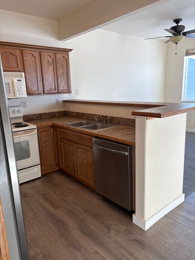 Foto del edificio - Spacious  3 bedroom 2.5 bathroom townhouse