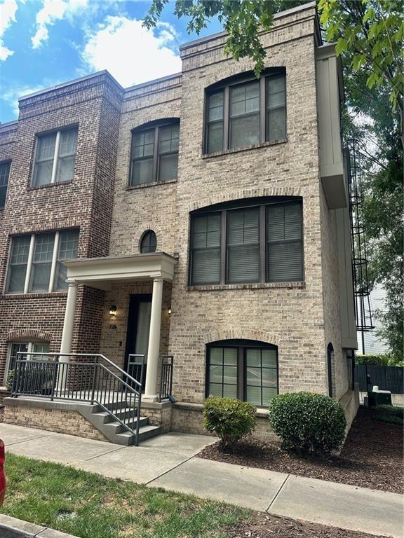 Foto principal - 726 Cosmopolitan Dr NE