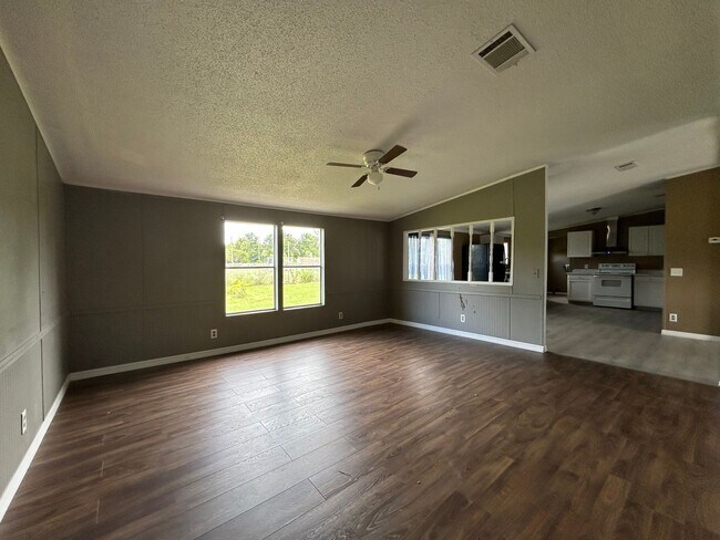 Foto del edificio - Rental property with land!