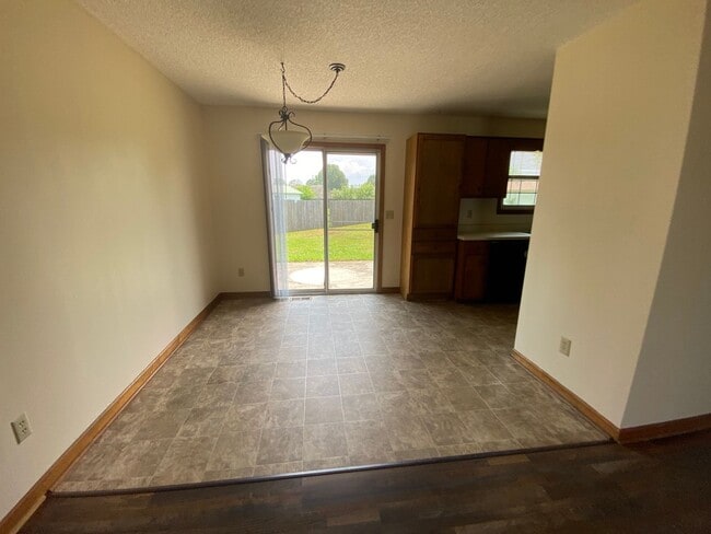 Building Photo - 3 Bedroom 2 Bath Available Now