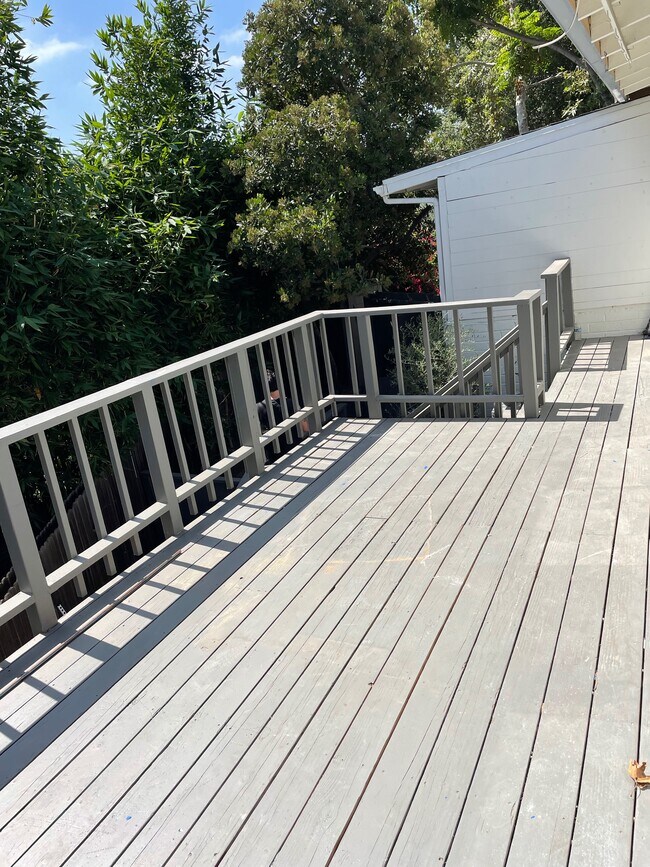 Terraza privada de 200 pies cuadrados - 2522 Lake View Ave
