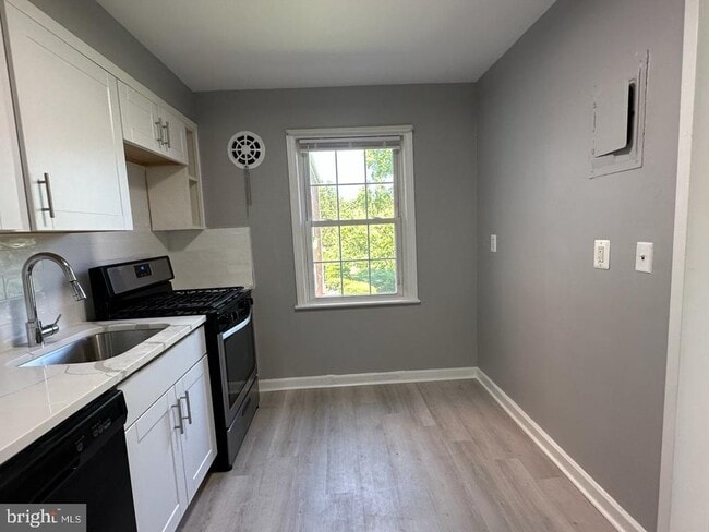 Building Photo - 6626 Boulevard View