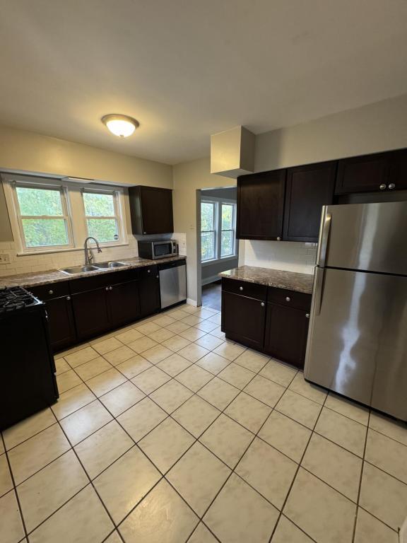 Foto del edificio - 14633 Turner Ave