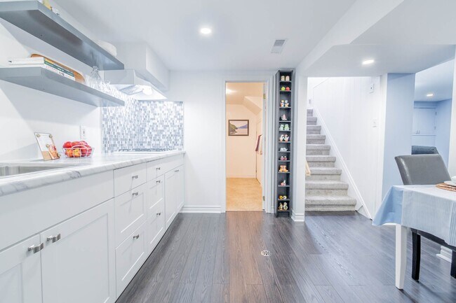 Building Photo - 16 Ridgeview Ave