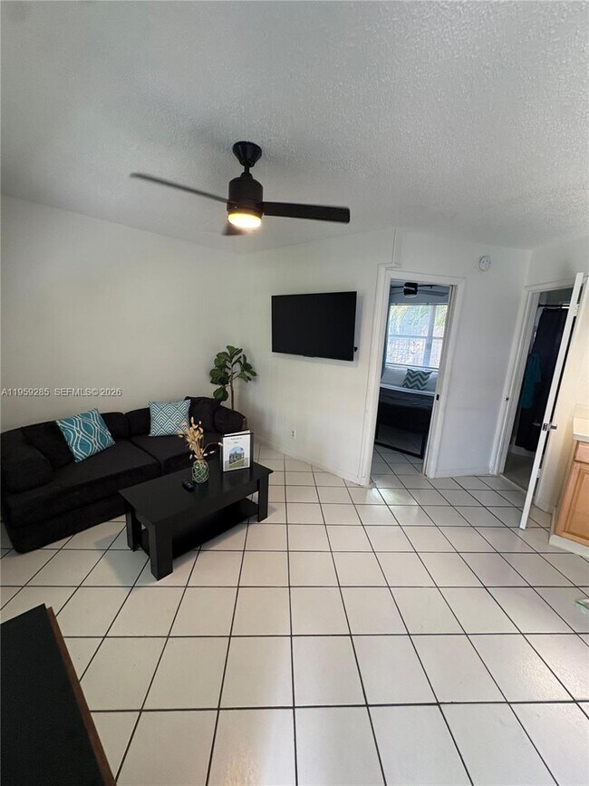 Foto del edificio - 3210 Canal Dr