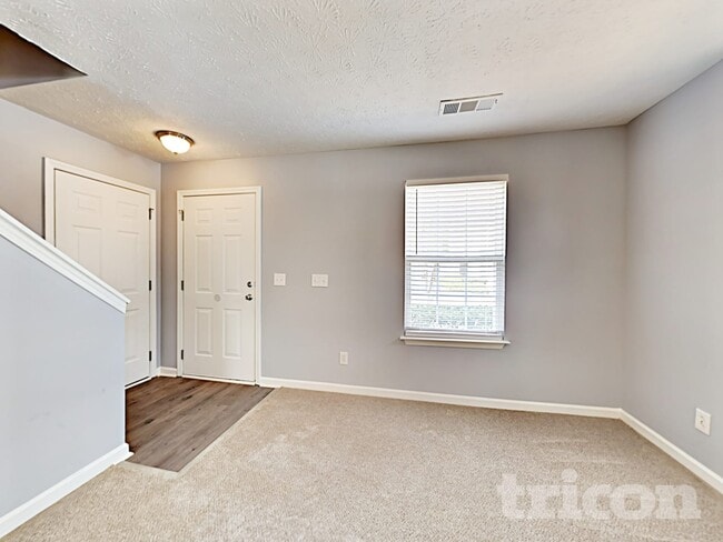 Foto del edificio - 242 Oak Grove Way