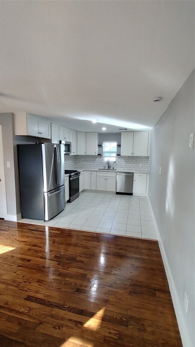 Building Photo - 4523 1/2 Bernardo De Galvez Ave