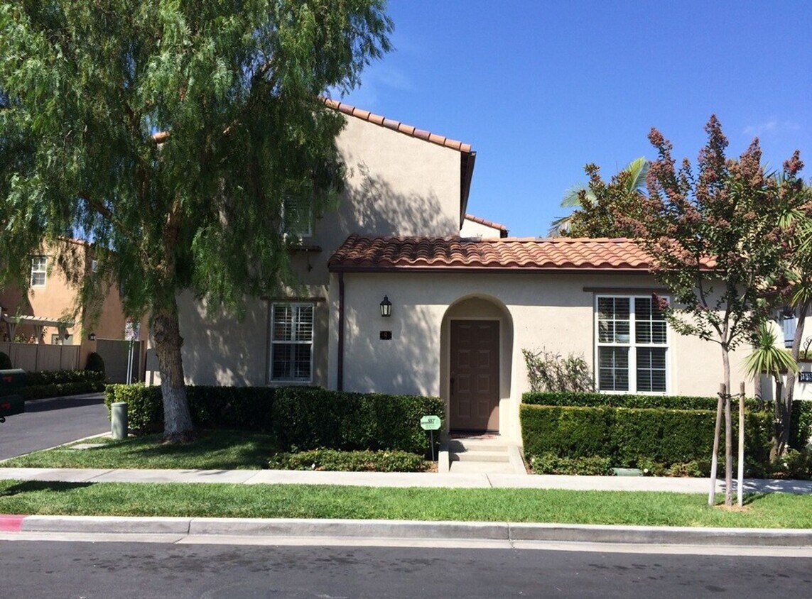 Foto principal - 2 Bedroom, 2.5 bath DETACHED condo in Oak ...