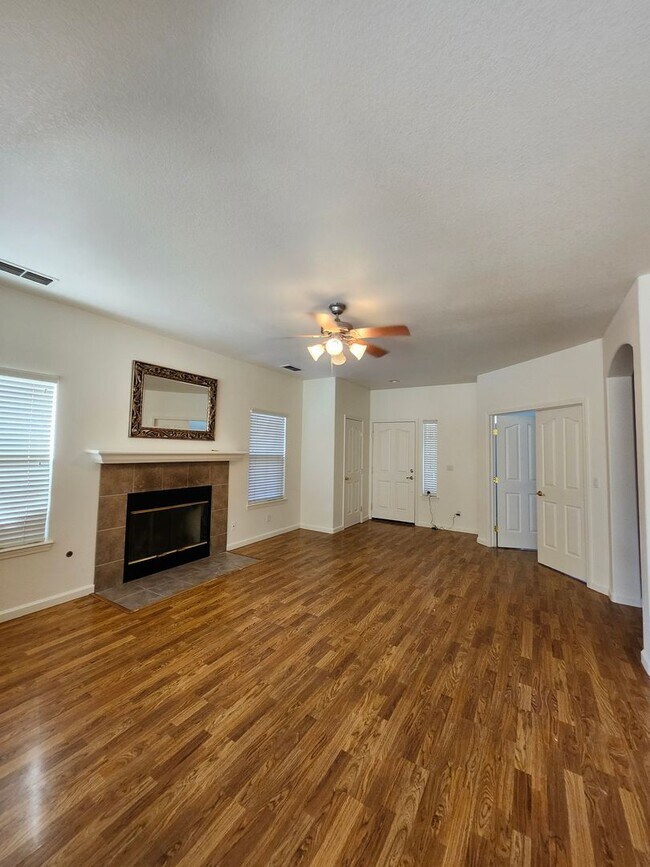 Foto del edificio - Beautiful Yuba City home located in a cul-de-sac