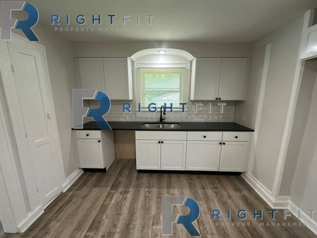 Building Photo - Newly Renovated Spacious Home in Indy!