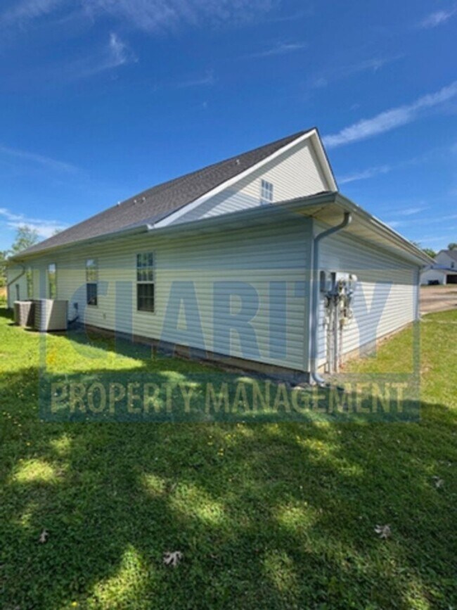 Building Photo - Three-bedroom home in Chattanooga!