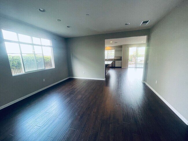 Building Photo - Charming 5 Bedroom 3 Bathroom Home with So...