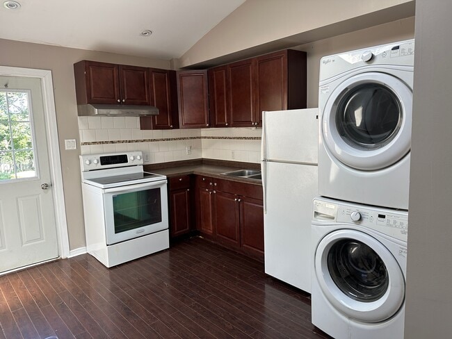 Building Photo - COZY 2-BEDROOM HOME FOR RENT IN WHITBY
