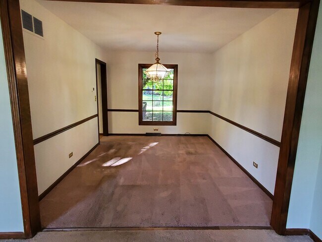 Building Photo - 30W265 Briar Ln