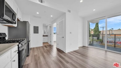 Building Photo - 667 Wilton Pl