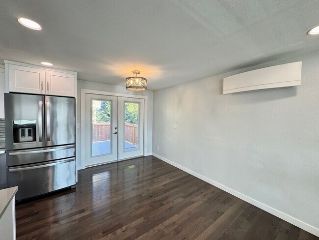 Foto del edificio - 4-Bedroom Kirkland Home on Large Corner Lot with A/C & Expansive Backyard